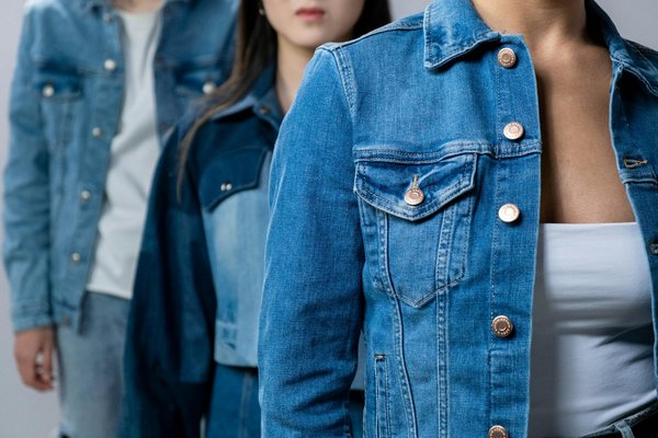 Quels types de vestes en jean sont les plus adaptées pour des looks de printemps casual?