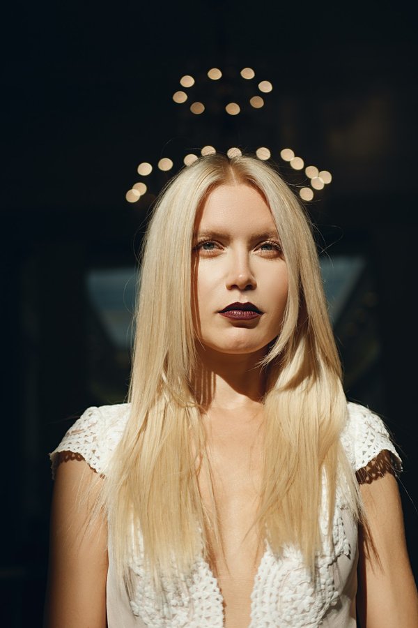 Comment marier des chemisiers en satin avec des jupes en cuir pour un effet contrasté ?